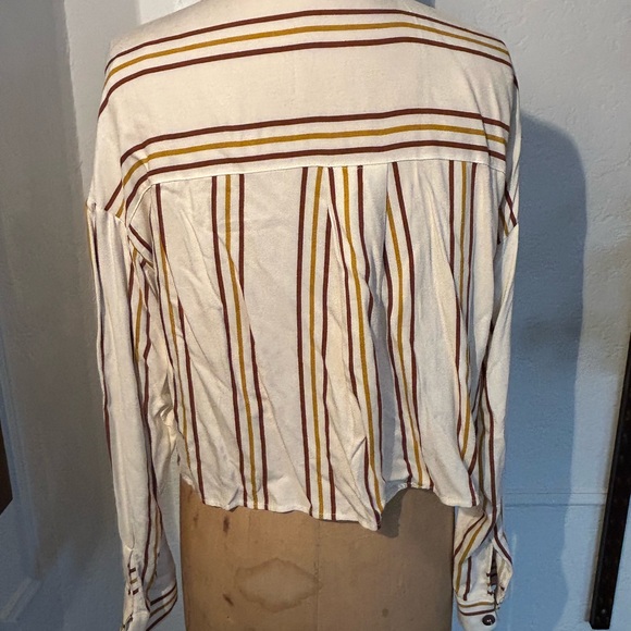 Striped button down cropped blouse - Picture 2 of 3